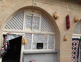           �����㹲����Ա�����������ġ���ϱ���������没�         �����ҺӴ壬�������ҵ�Ժ���Ҥ��ǽ�������붼�����һЩ�����ε����ӣ������ú�ɫ����д�š���ϱ�����������没����������š������֡�������߼��ߣ���Щ���Ӷ����ɴ�ί������ģ�ÿ����ﶼ�������ѡ���Է��ϱ�׼�ļ�ͥ�������ƣ��������ӵ������кܶ��֣��С���ϱ�������������š�������ü�ͥ���ȡ�    ����������Ҿ͹���һ������ϱ�����Ľ��ƣ�վ��Ժ������߿�����ټ���Ժ�ӱ���ʰ�ĸɾ����䣬�ֹ����ƵĴ�����Ѥ���Ĺ������ϣ�Ҥǽ�ϵĴ������ڳ�ѩ̫������ҫ�£�������ɫ�Ĺ��Ρ������ͨ�������������Ժǽ�ϣ�̨ʽ����������Ҥ���Һ��������̨ʽ����������������š�������˵������������ÿ��ÿ����ͨ���˿����������߶������˼����������ϸ��     