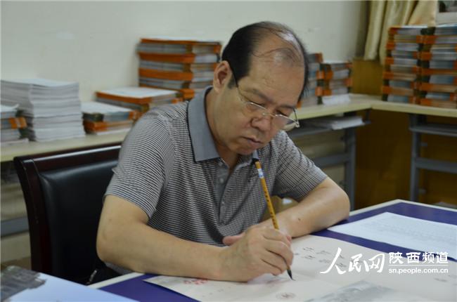 贾温性老师从07年开始已经写了两三千份录取通知书    李志强/摄