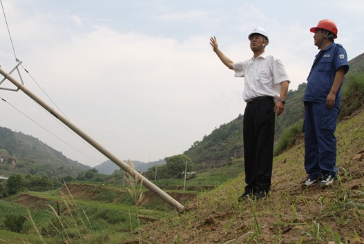 延安地电公司总经理张斌查看安塞县建华寺镇拓家洼村10千伏供电线路