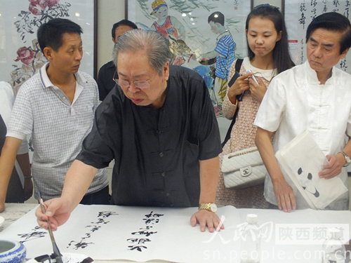 陕西书画界名家慈善捐赠 关注非遗世界