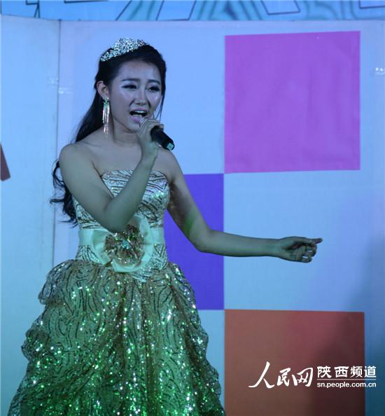 <em>校园女生节</em>美女劲歌热舞引众男生齐表白【4】