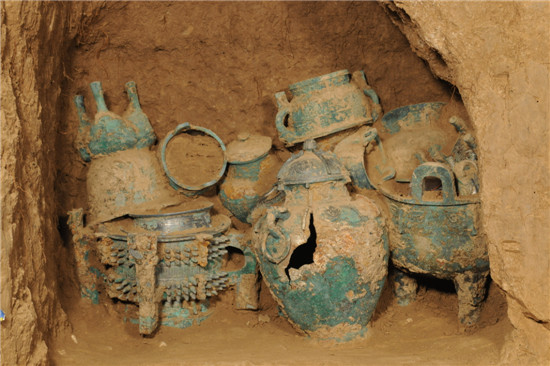 宝鸡石鼓山西周墓地出土大量青铜器 <em>墓</em>主有男
