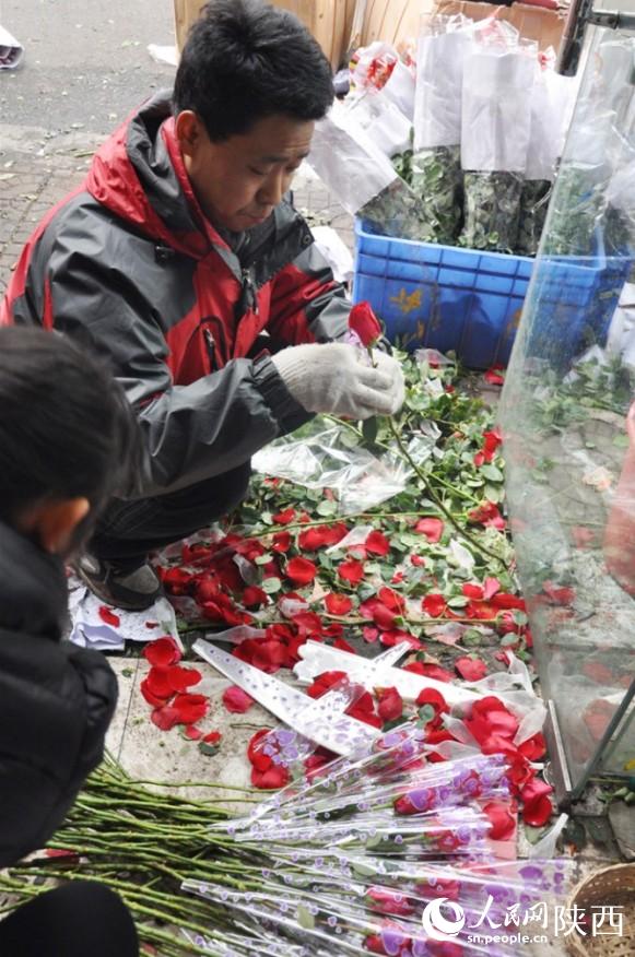 受昆明大雪影响 情人节西安玫瑰花价格翻倍(组