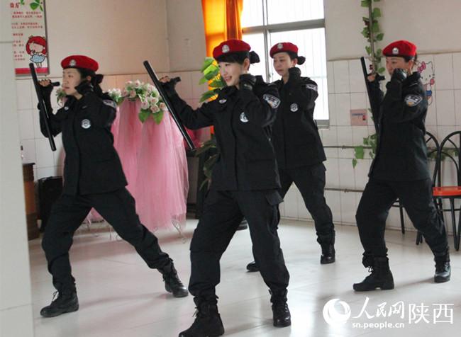 包饺子、拉家常 西安<em>女特警</em>敬老院里送温情