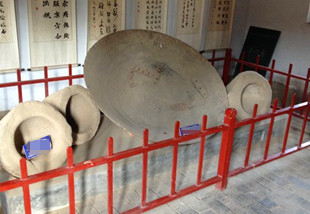 圖為造紙所有工具。
蔡倫墓祠:領略古代手工造紙藝術
蔡倫發明了造紙術,被后世尊為“紙聖”。蔡倫墓在陝西省洋縣龍亭鋪南二百米處,墓區面積五畝,塚高七米﹔墓前現存石碑三通,正中真書“漢龍亭侯蔡倫之墓”。
據了解,古代造紙生產流程復雜,主要包括選料、蒸煮、浸泡、漂洗、碎料、舂筋、打漿(加鬆膏)、舀紙、旺紙、收垛、分刀、捆扎、包裝等工序,村民稱,有“七十二道工序”。我們看到的只是其中的一個流程“撈紙”,把紙漿摻水使其成為一定濃度的懸浮液,然后用抄紙器(竹帘等)撈漿,使紙漿在撈紙器上均勻交織成薄片狀的濕紙幅。在蔡倫紙文化博館,觀看了手工造紙,深刻感受到手工造紙的艱辛工程。對偉大發明家蔡倫創造精神發出由衷贊嘆。