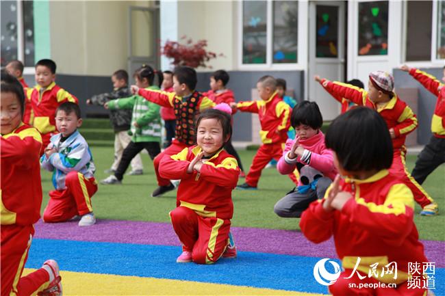 五泉中心幼儿园幼儿在练武术高岗 摄。