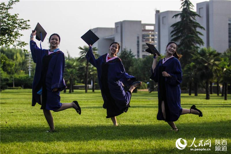 大学生毕业照摆心形造型 告别有爱时光