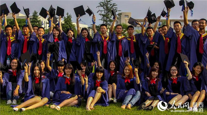 大学生毕业照摆心形造型 告别有爱时光