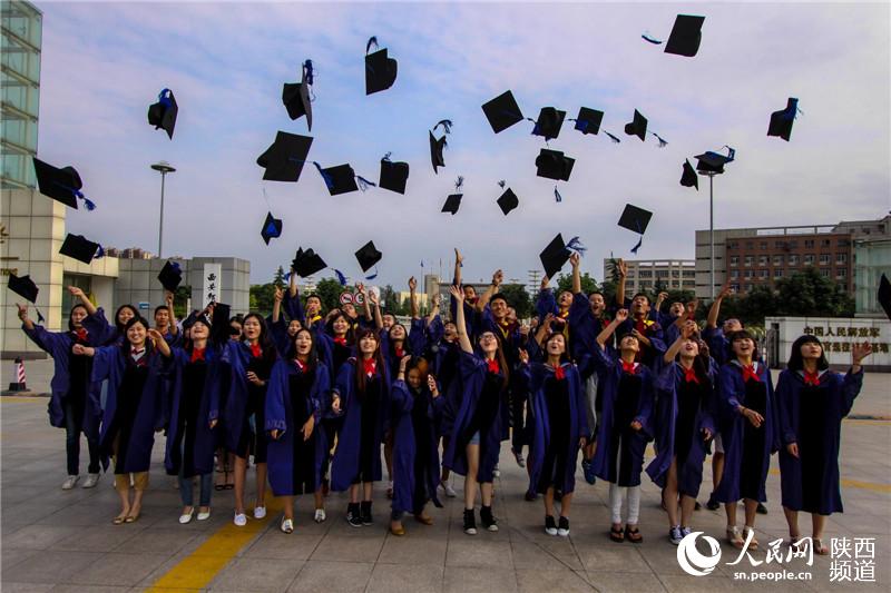 大学生毕业照摆心形造型 告别有爱时光