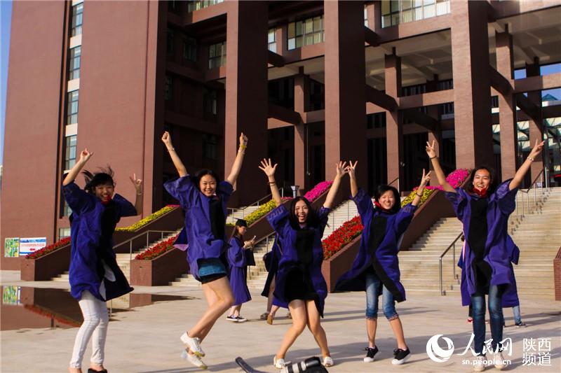 大学生毕业照摆心形造型 告别有爱时光