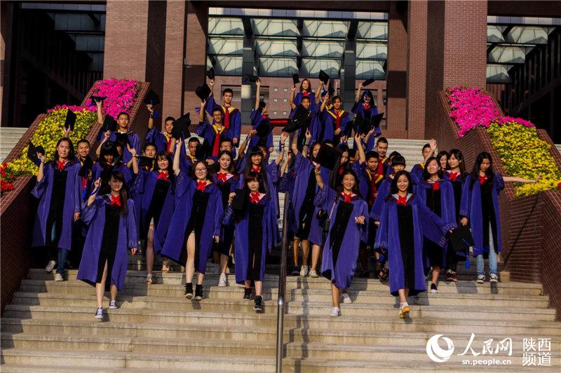 大学生毕业照摆心形造型 告别有爱时光