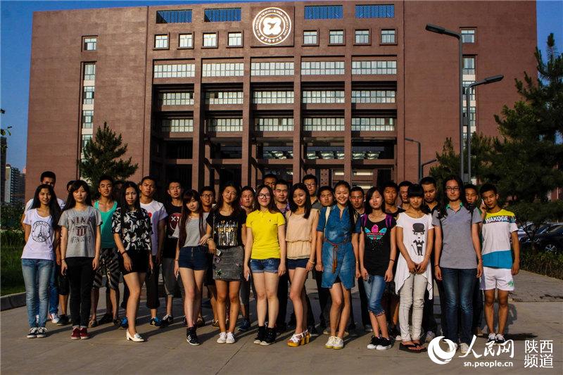 大学生毕业照摆心形造型 告别有爱时光