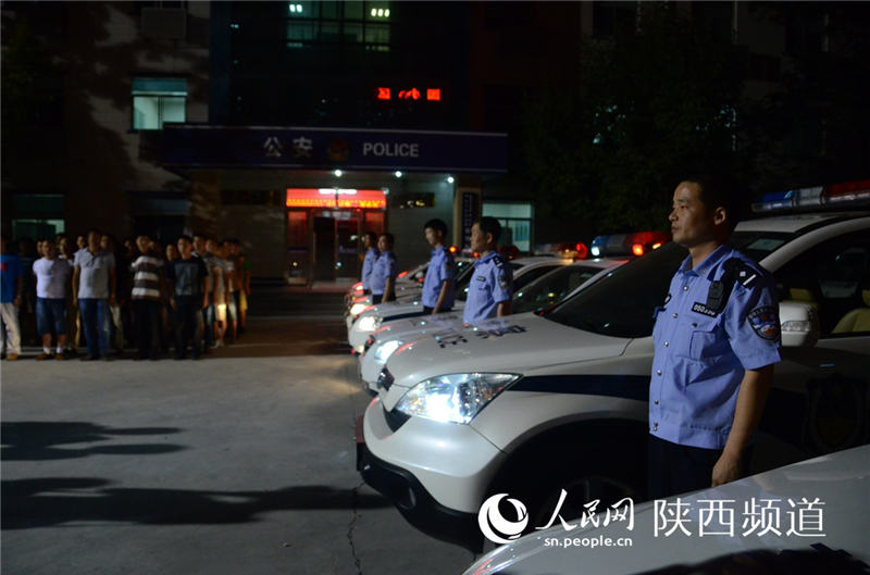 西安公安雁塔分局长延堡派出所民警整装待发.庞铭/摄