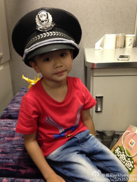 杨威杨阳洋回武汉上错车 火车上十连拍萌翻网