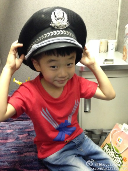 杨威杨阳洋回武汉上错车 火车上十连拍萌翻网