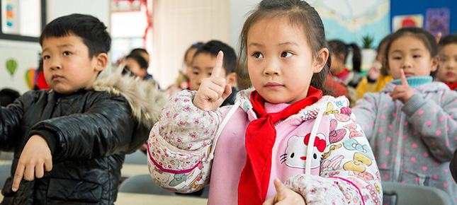 杭州某小学推新眼保健操 不用闭眼来回转眼珠