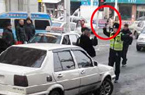 交警街头举枪执法照片