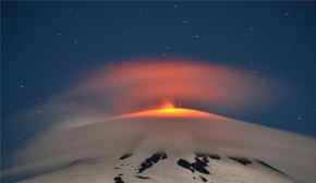 智利比亚里卡火山喷发 空中残留火山灰似飞碟