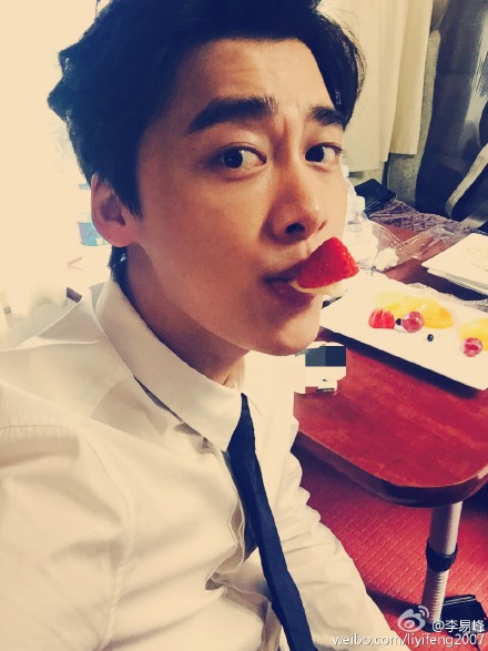 李易峰晒帅照 百里屠苏吴邪齐上身被赞天生段