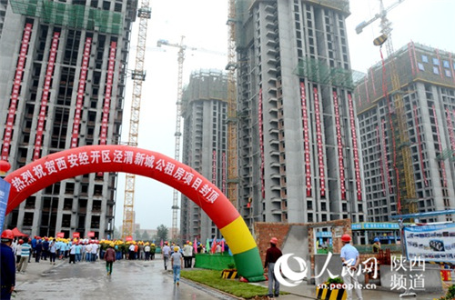 西安泾渭新城2014套精装公租房项目封顶