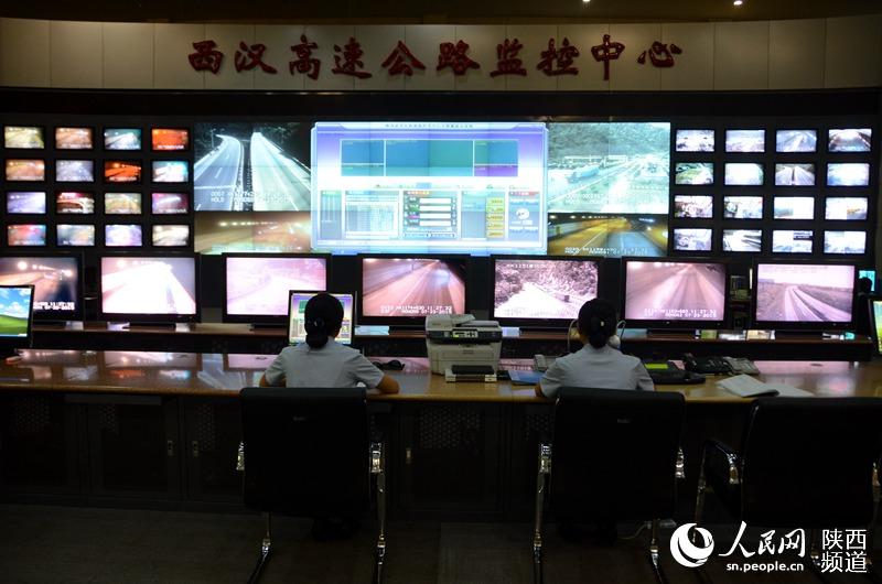 探访西汉高速秦岭监控中心 4人操控56块屏幕2