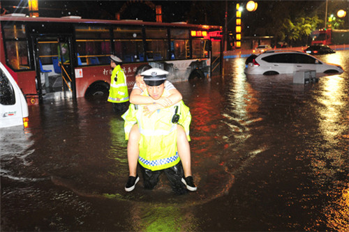 宝鸡交警暴雨中谱写爱民情