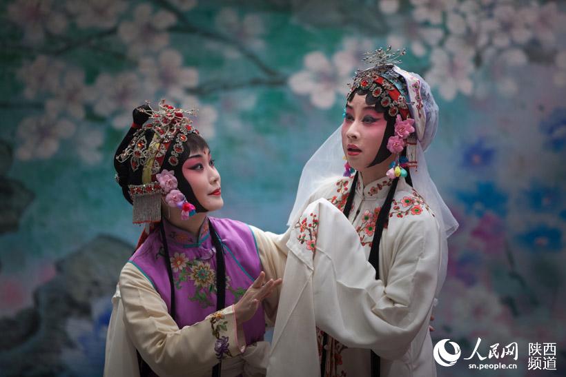 9月20日晚19时,陕西科技大学文体馆举办了2015高雅艺术进校园上海昆剧团《牡丹亭》走进学校的活动,5000余名师生观看了演出。昆曲音律婉转缠绵,音调清丽圆润,唱腔婉转悠扬,充分展现出江南女子的婉约柔美。艺术家们将传统艺术风貌与当代观众审美诉求相调适,展现出昆曲艺术的别样魅力,博得了师生们阵阵热烈的掌声。(吴超 图片由陕西科技大学宇文翔拍摄)