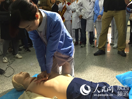 都来学学吧:地铁突发晕厥 心肺复苏术可救命(组