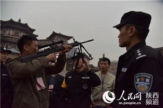 西安莲湖公安警营开放日 市民代表拿著真枪求