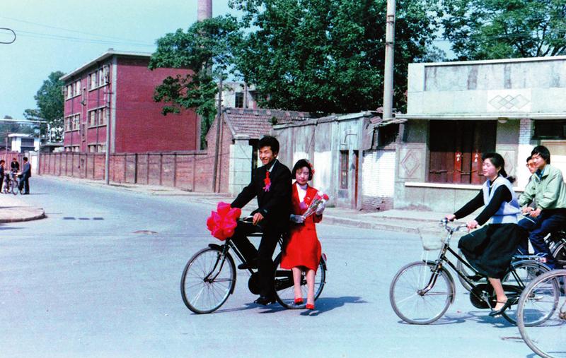 《接亲》1991年5月13日,新郎安贵带单位一伙人骑着自行车迎娶新娘严