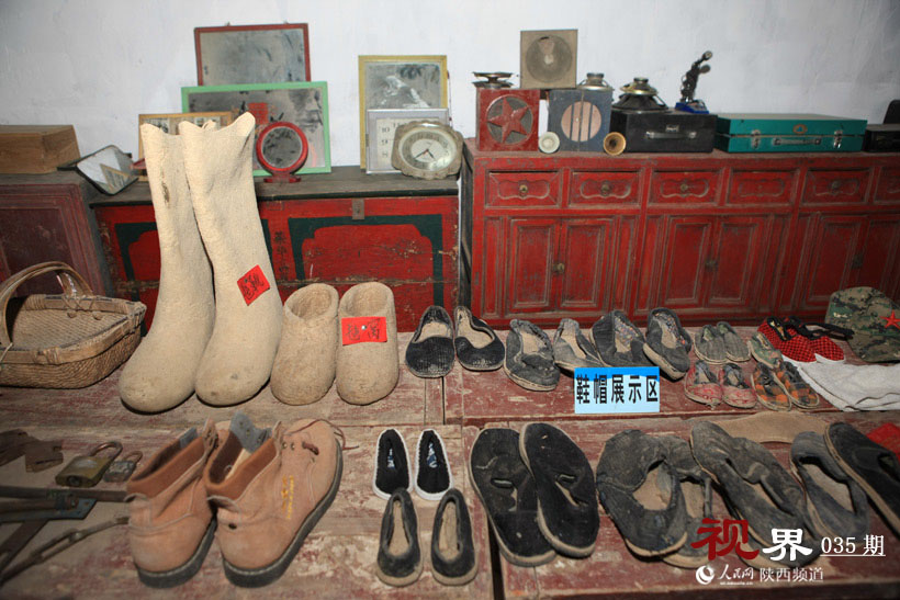 破旧的手工布鞋在刘名山眼里却是宝贝.