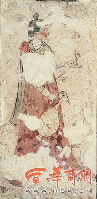 唐墓壁画上有 丝路故事 女性穿裤装宠物是狮子
