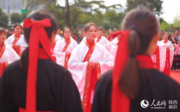 第五届中华女子成人礼在西安汉城湖举行