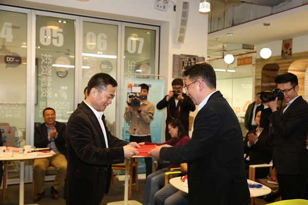 李毅与12位企业代表 一杯咖啡话创业