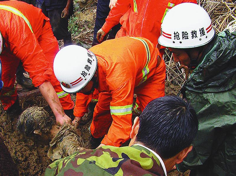 泥石流灾害救援现场,消防官兵争分夺秒,抢救生命. 本报记者 张英摄