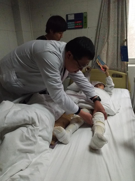 两例罕见肢体矫治手术在西安红会医院成功实施