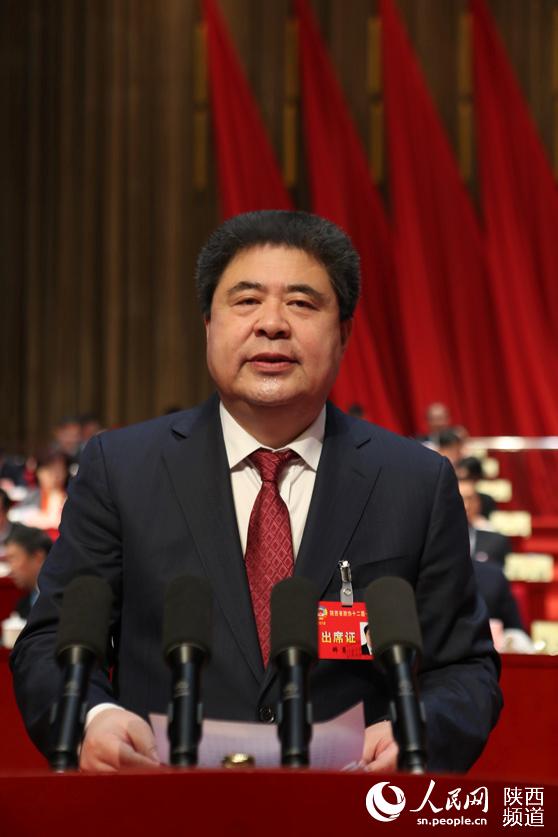 韩勇代表政协陕西省第十一届委员会常务委员会作工作报告。