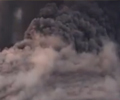 火山噴發瞬間熔岩球滾落        探險愛好者拍下了印尼某火山噴發的景象,當時他正和朋友在附近湖上游玩,沒想到火山突然噴發。
