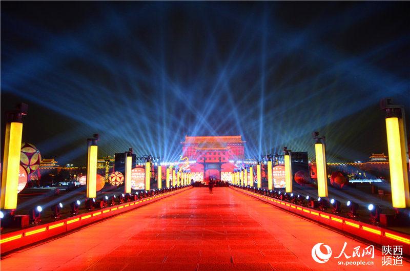 西安城墙新春灯会炫彩亮灯 双城互动向世界邀约中国年