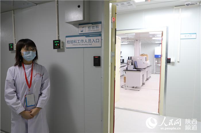 醫務工作者在西安公共衛生中心應急院區進行介紹。