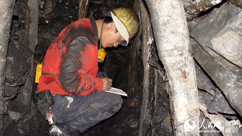 今天是“五一”勞動節，記者用鏡頭記錄下中煤地質總局航測遙感局外業作業員的別樣工作方式。圖為作業人員在詳細編錄小煤窯巷道數據。杜旭濤 攝