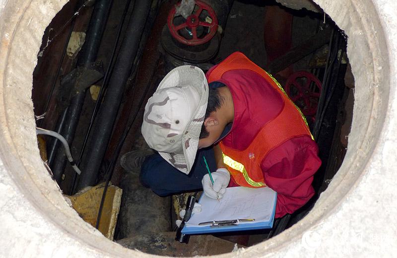 �����ǡ���һ���Ͷ��ڣ������þ�ͷ��¼����ú�����ֺܾ���ң�о���ҵ��ҵԱ�ı���������ʽ��ͼΪ��ҵ��ҵ��Ա������¹ܵ������й���̽�⡣������ ��