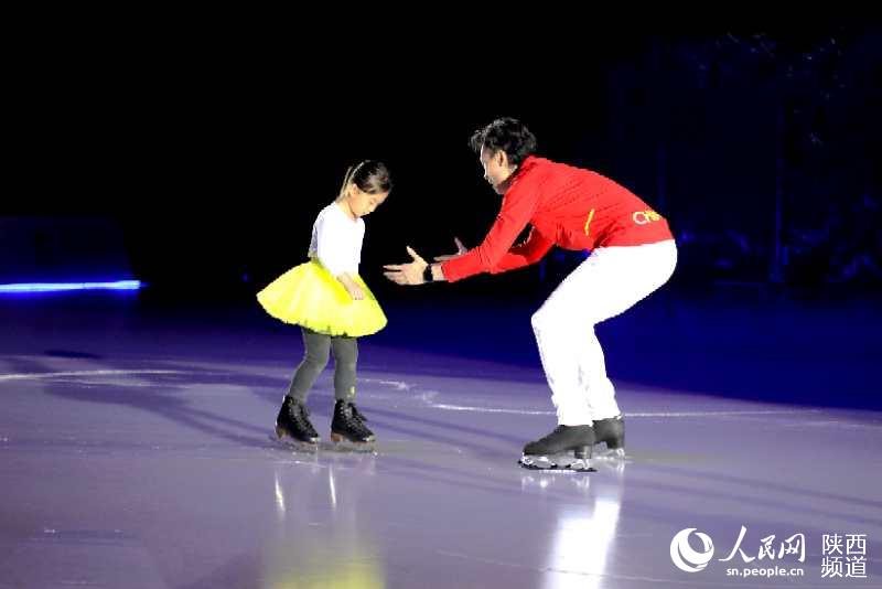 世界冠軍佟健牽手6歲的西安女孩孫馨怡打開冰雪運動大門