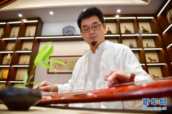 10月18日，在位於陝西省西咸新區灃東新城的古琴博物館，程剛在工作室彈奏古琴。 擅長制作北派古琴的程剛，是陝西省非物質文化遺產項目古法斫琴代表性傳承人。 上大學時，程剛對古琴曲產生了濃厚興趣，從此痴迷上了古琴藝術。 “善彈者善斫”，不滿足於彈奏古琴的程剛隨后開始學習斫琴，技藝日漸精湛。
