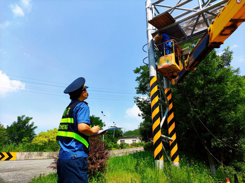 為確保十四運會道路安全暢通，西鎮分公司鎮安管理所巡查人員嚴格按照要求對涉路施工單位進行監管。