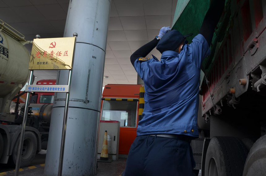 西漢高速澇峪口安檢站工作人員堅守著自己的職責，檢查每一輛過站貨車，確保無一危化品車輛漏檢。