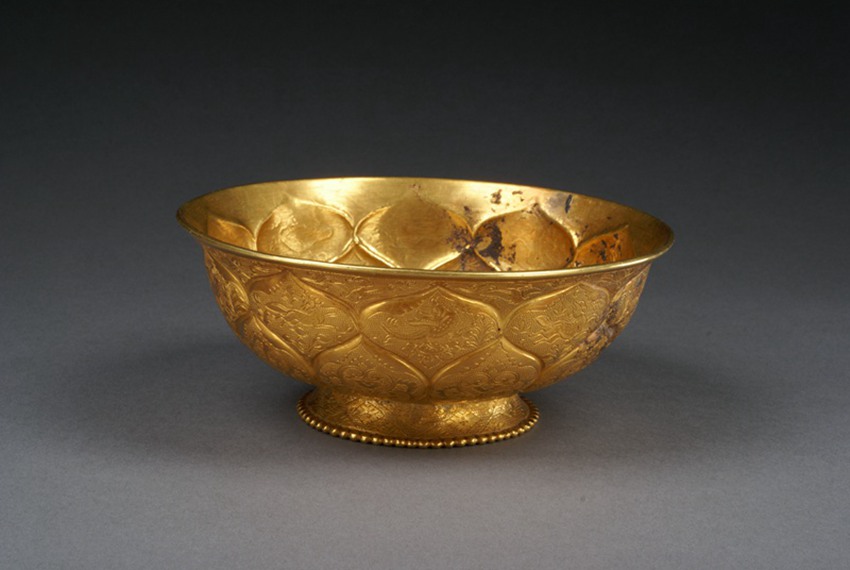 鸳鸯莲瓣纹金碗。陕西历史博物馆供图