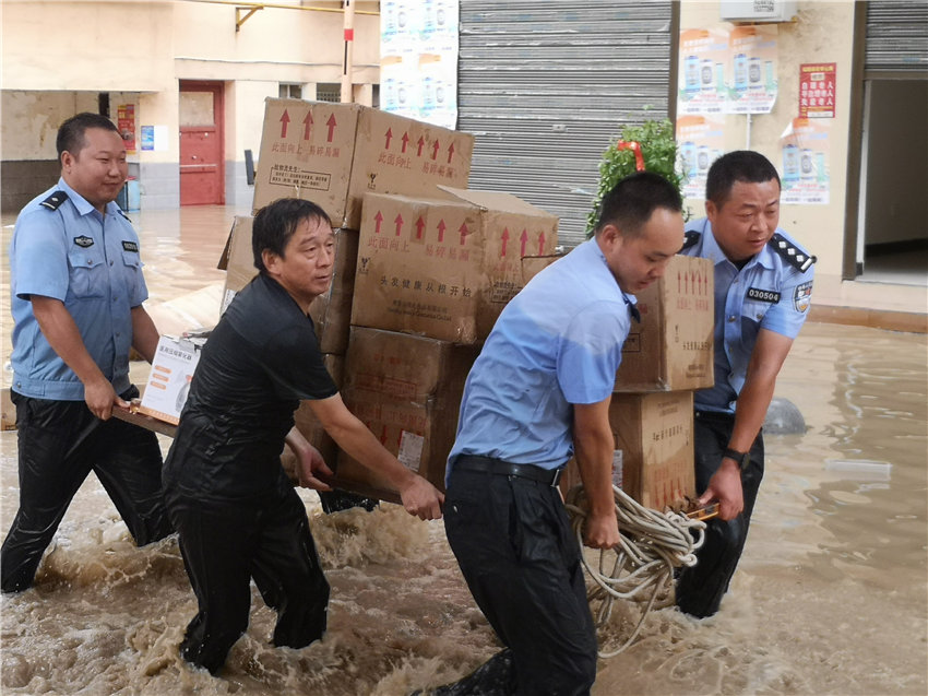 旬陽市防汛抗旱指揮部發布二號令，當地干部組織群眾有序撤離。李宏飛攝