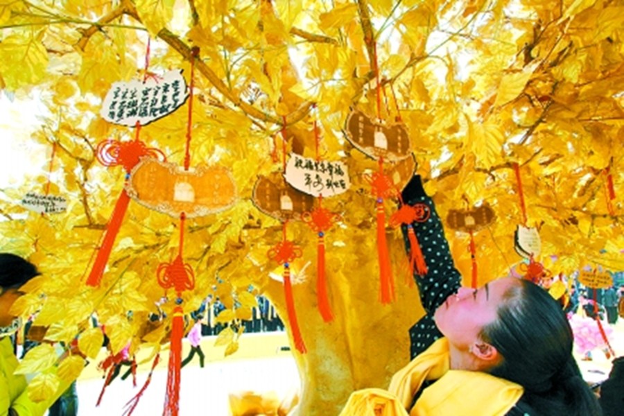 少華山上，游客可在祈願樹下領取許願牌簽上自己的姓名，表達紅葉寄相思的紀念意義。少華山景區供圖