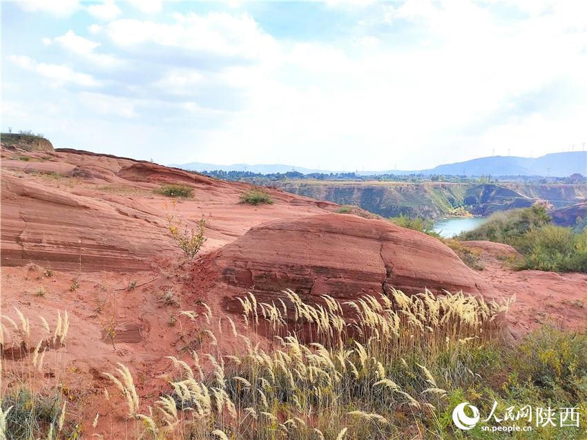 波浪谷景區的層層紅砂岩與碧水藍天共入秋色，成為一道醉人的風景。白凌燕攝